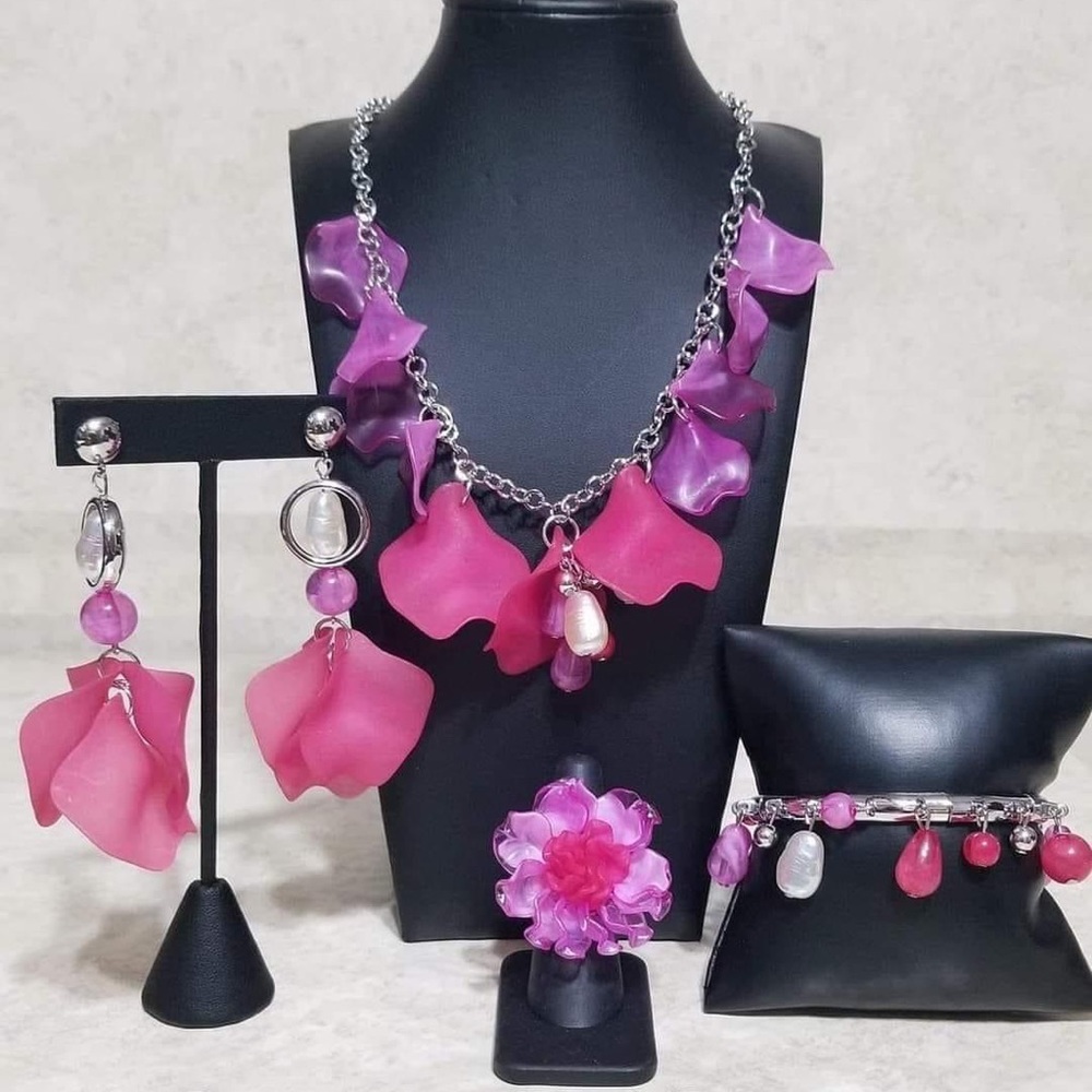 ****Brand New 4 pcs Necklace Set****